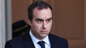 마크롱, 사임한 르코르뉘 4일 만에 총리로 재임명