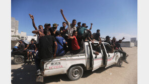 가자지구 휴전 발표에 피란민들 귀향길…“전쟁은 끝나야”