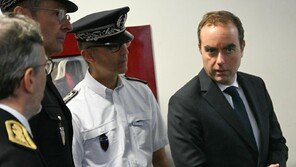 마크롱, 사임한 총리 나흘만에 재임명… 野 “국민 모욕”