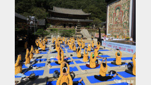 지리산 화엄사에서 요가하는 동호인들