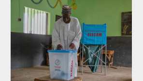 카메룬의 비야 대통령, 92세로 8차 연임 성공 ‘예상돼’