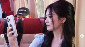 “감사한 추억” 송혜교, 하늘빛 드레스 자태…두바이서 여신 포스 발산