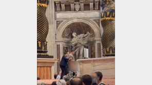 관광객들 앞서 제단에 소변…성 베드로 대성당서 ‘충격’