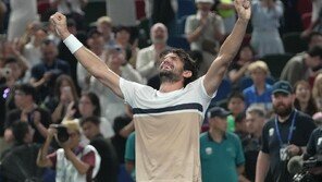 ‘돌풍’ 204위 바체로, 사촌형 물리치고 상하이 마스터스 우승 감격