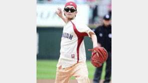 시타 아동 머리 위로 공…최현욱, 강속구 시구 논란에 사과