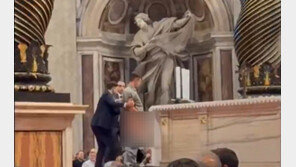 성베드로 대성당 제단에 ‘소변 테러’…바티칸 보안 구멍