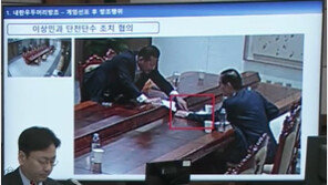 대통령집무실서 나온 한덕수 손에 문건 2개…尹발언에 고개 ‘끄덕’