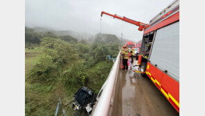경부고속도로서 컨테이너 운반차량 추락…운전자 숨져