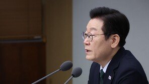 李대통령 “순수 문화예술 지원책 마련하라…동네 서점 사라지는건 문제”