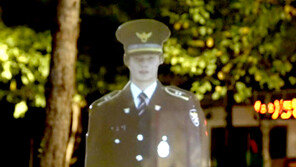 밤마다 나타나는 ‘홀로그램 K경찰’ 해외서 주목