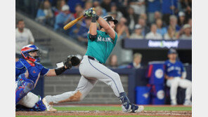 ‘60홈런’ 롤리 동점포… 시애틀, AL 챔피언결정전 기선 제압