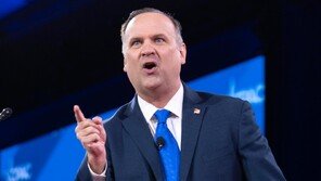 백악관 인사국장 꿰찬 ‘트럼프 캐디’… 공무원 감축 칼 쥔다