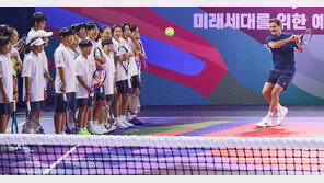 코트 꿈나무 만난 ‘황제’ 페더러 “실수에서 배워야”