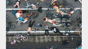 “트럼프 軍투입 반대” 자전거 누드시위