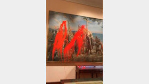 스페인 ‘콜럼버스의 날’에 환경단체가 벽화 훼손…왜?