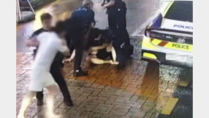 경찰관 쓰러뜨린 취객 ‘근접 테이저건’ 맞고 뻗었다 (영상)