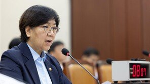 정은경 “복지부 직원들 마음건강 매우 안좋아…국회 도와달라”