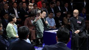 李 “못갚을 빚은 신속 탕감해야…금융사 이자수익 年 30조, 과해”