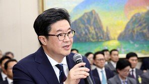 국감 첫 출석한 김병주 MBK 파트너스 회장 “국민께 심려 끼쳐 죄송”