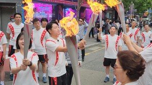 [현장속으로]부산시민 1200명, 전국체전 성화 릴레이