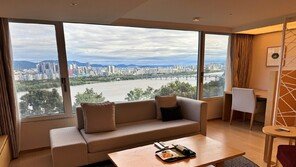 탁트인 한강 조망과 아차산의 가을바람… 워커힐의 숨은 명소 ‘빌라’