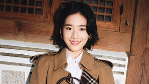 ‘공개 열애’ 정은채 미모에 깜짝…환한 미소