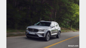 볼보, 2026년식 ‘XC40’ 공개… 새로운 다크 테마로 완성도 높였다