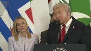 트럼프, 멜로니 伊총리 보며 “아름답다고 말해도 되나?”