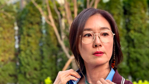 54세 오연수 “이젠 다이어트 안 해…나이 드니 얼굴살이 빠지더라”