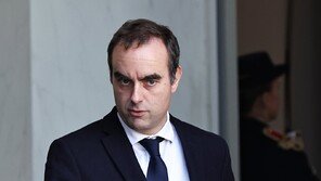 프랑스 총리, 연금개혁안 중단 덕에 불신임안 부결