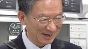 ‘마동석 근육’ 자랑 정성호 법무, 앞니 빠져…이유는?