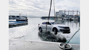 부산 중리항 앞바다서 초행길 승용차 추락, 2명 무사 탈출