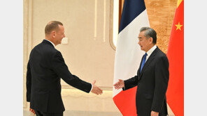 中왕이 “보호주의 심화 속 프랑스와 전방위적 협력 강화 용의”