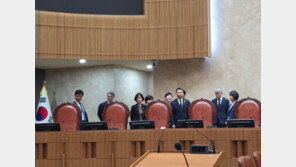 대법정 법대 올라간 與의원들 “천대엽 제안으로 입장한 것”