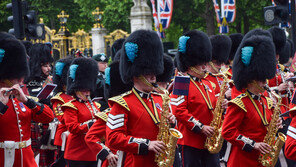 “英 공주도 푹 빠진 케데헌?”…근위병 교대식서 ‘골든’ 궁전에 울렸다