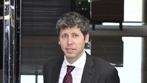 올트먼, 챗GPT 성인물 허용 논란에 “우리는 도덕경찰 아니다”