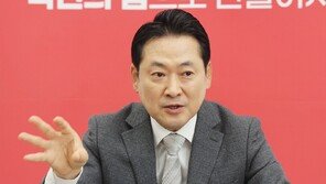 [데스크가 만난 사람]“국민의힘, 겁 많고 공격에 취약… 싸우지 않는 자 배지 떼는 게 혁신”