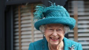 “무려 78년 보관”…英 엘리자베스 여왕 웨딩케이크 경매 나온다