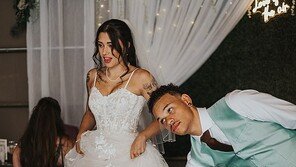 “편한 게 최고”…결혼식에서 크록스 신은 美 신부