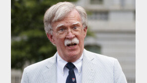 트럼프 전 안보보좌관 볼턴, 기밀유출 혐의 기소