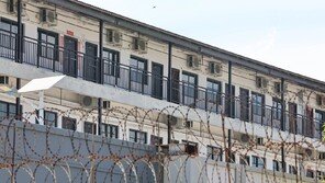 “건물 들어서자 총 들이대…옆방선 간·안구 적출 얘기”