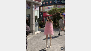 수지, 털 달린 핑크 원피스…청순미 넘치네