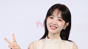 스타킹 때문에? 박보영 포토월 제외된 W Korea 유방암 행사 논란