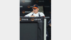‘PS 복귀’ 김경문 한화 감독 “1차전서 삼성 좋은 흐름 끊어야”