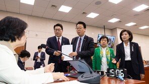 추미애 “태도 봐가며 발언기회 주겠다”…野 “존엄미애” 발끈