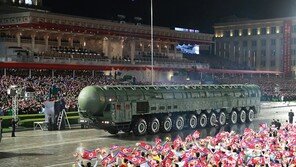 ‘셀카’ 없는 北 열병식…웃지 못하는 인민의 얼굴[청계천 옆 사진관]