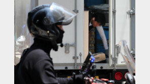 “헬멧 벗어라” 안내문 붙인 아파트…“범죄 예방” vs “기사 차별”