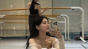수지, 청순 발레 코어 자태…다리찢기도 거뜬