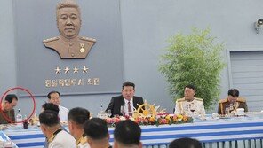 김정은 앞에서 반팔티 입은 北 국방장관…‘김정은 통치술’이었다