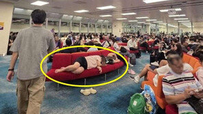 “벤치 5개 차지하고 누워”…‘한국인 모녀’ 해외 공항 민폐 눈살